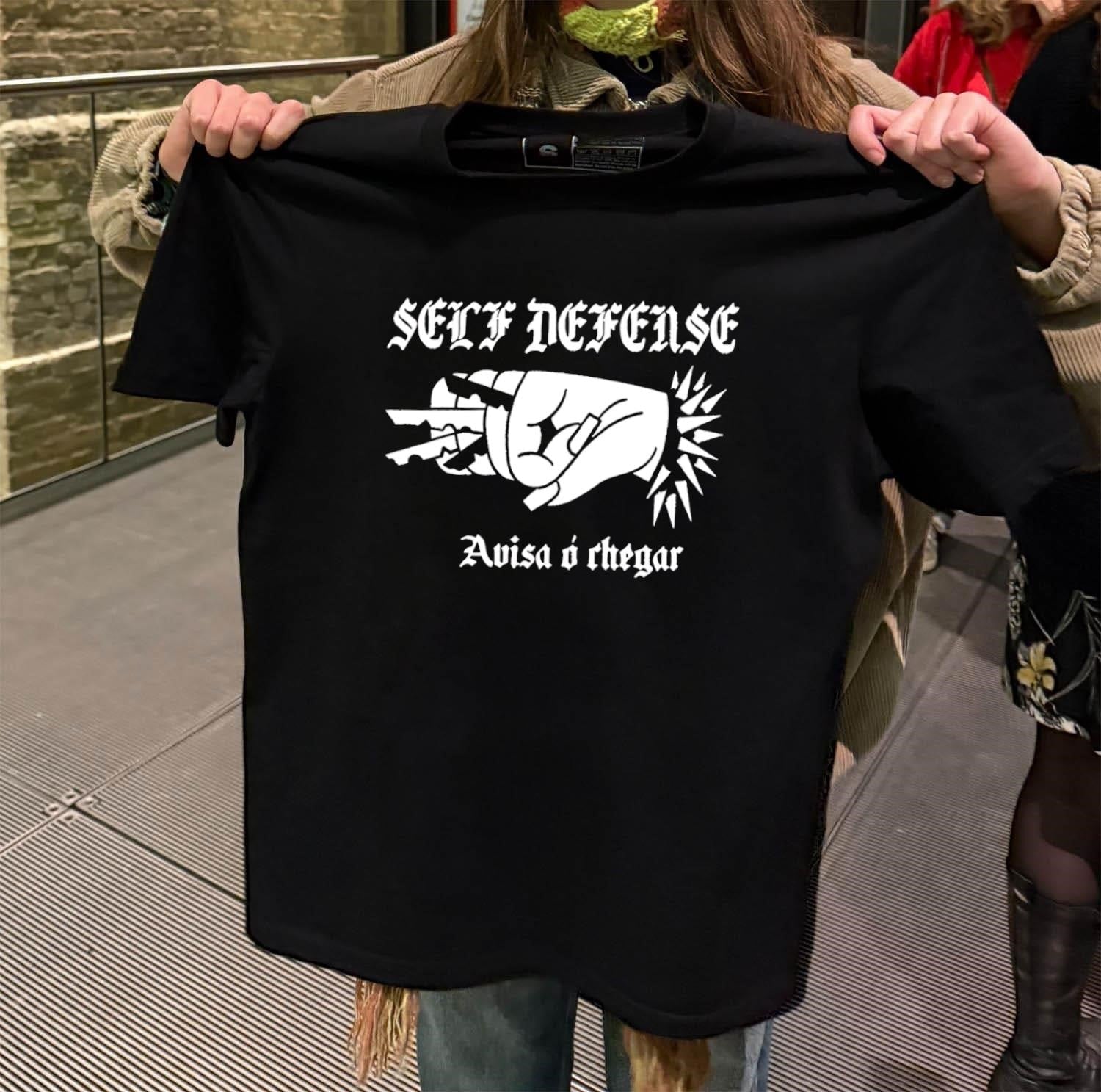 Self Defense Fist With Blades Avisa Ó Chegar Punk - Adult & Kids T-Shirts, Sweatshirts & Hoodies apparel design preview 2